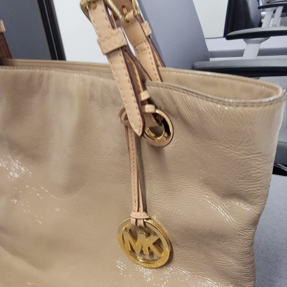 Michael Kors Jet Set Patent Leather Bag - Picture 3 of 9